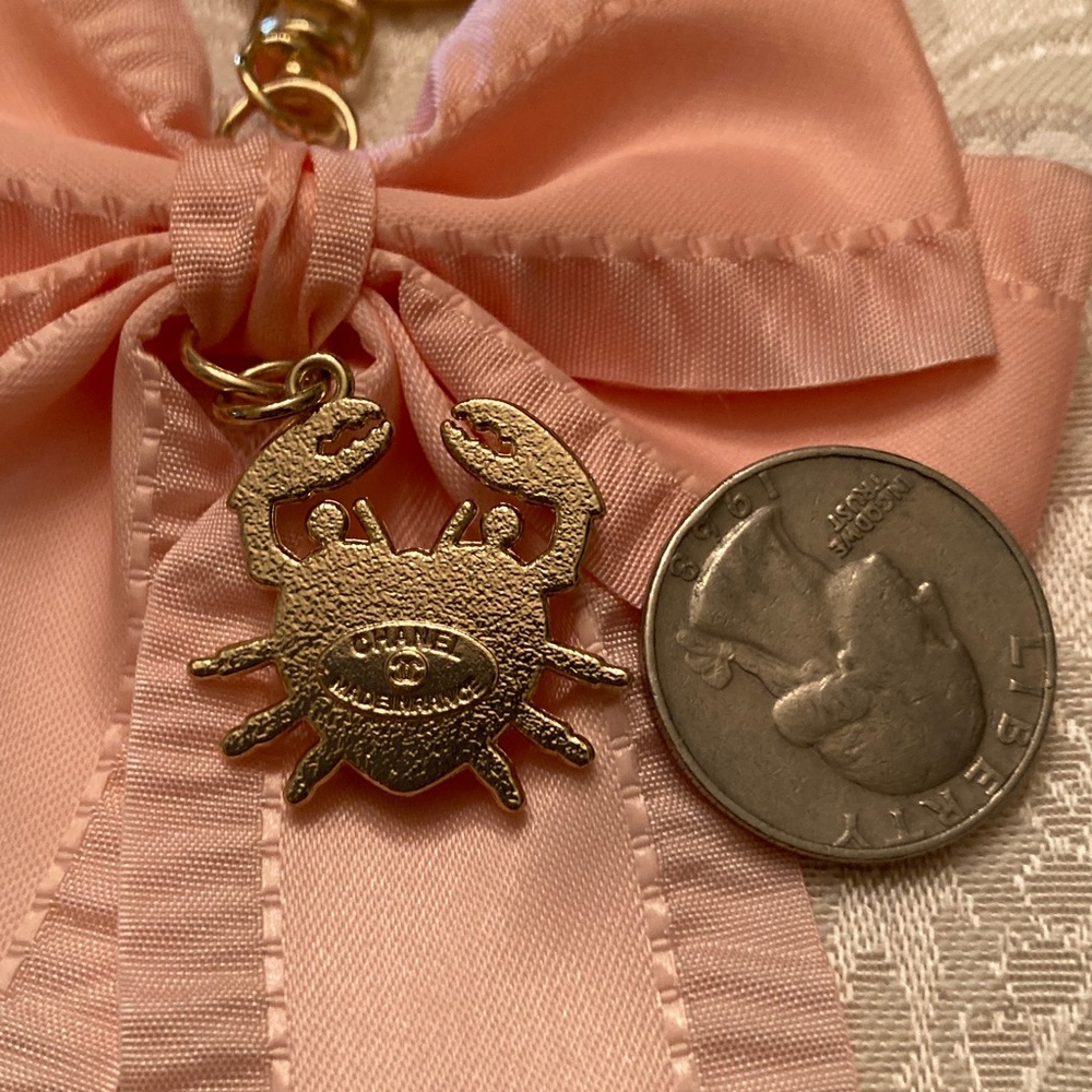 Chanel Fashion charm, pendant, zip pull on A beautiful bow! Adorable crab! - Picture 4 of 9